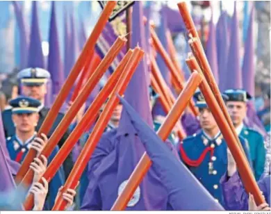  ?? MIGUEL ÁNGEL GONZÁLEZ ?? Nazarenos de la Defensión en la tarde del Martes Santo.