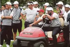  ?? FOTO:
MOHD YUSNI ARIFFIN ?? ARJUN (duduk, kanan) menunggu gandingan terakhir Li Haotong dan Nichoias Fung bertemu pasukan golf Eropah, Ross Fisher dan Bernd Wiesberger pada hari kedua Kejohanan Piala Eurasia 2018 di Glenmarie Golf and Country Club.