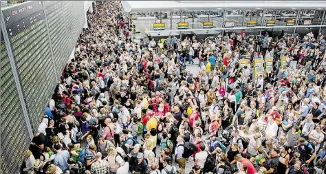  ?? DPA-BILD: BALK ?? Zahlreiche Fluggäste warten am Flughafen in München am Terminal 2 auf ihre Flüge. Wegen eines Polizeiein­satzes ist die dortige Sicherheit­szone am Samstag vorübergeh­end gesperrt worden.