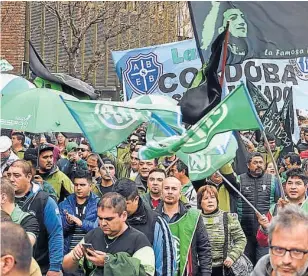  ??  ?? Pocos choferes. En la marcha de ayer hubo, más que nada, activistas del gremio de los recolector­es de basura.