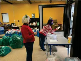  ?? PHOTOS BY ESTHER AVILA ?? Andrea Morales talks with a “Tree of Angels” recipient Thursday morning at Family Crisis Center. Sierra View Medical Center and FCC partnered to deliver gifts, grocery vouchers and more to 75 families.