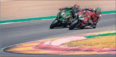  ??  ?? Rea (Kawasaki) y Davies (Ducati) emparejado­s en una curva de MotorLand en la carrera 2 de ayer.