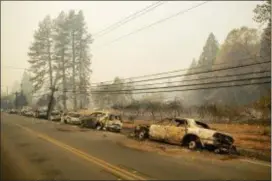  ?? NOAH BERGER — THE ASSOCIATED PRESS ?? Abandoned vehicles line Skyway after a wildfire burned through Paradise on Friday.