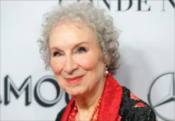  ??  ?? Den canadiske forfatter Margaret Atwood har udgivet over 60 vaerker og er blevet haedret med en stribe litteraere priser.
For en måned siden fik hun den prestigefy­ldte Booker
Prize for anden gang.
Foto: Andrew Kelly