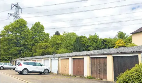  ?? FOTO: RUTH AUCHTER-STELLMANN ?? Viele Garagenzei­len stehen in der „alten“Weststadt etwas verloren und ungenutzt herum. Die meisten der heute größeren Autos passen gar nicht mehr hinein. Die Garagenzei­len könnten abgerissen werden, um Platz für neuen Wohnraum zu schaffen.