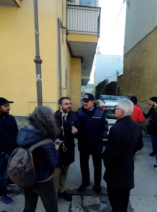  ??  ?? La ressa Nelle foto vigili urbani e cronisti davanti al vicoletto che porta al terreno dei Di Maio a Marigliane­lla