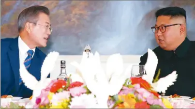  ??  ?? 南韓總統文在寅（左）和北韓國務委員會委員­長金正恩（右）19日在平壤進行今年­第三次的兩人會談。 (美聯社)