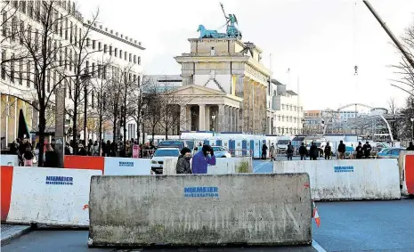  ?? Foto: Reuters ?? „Nová Berlínská zeď“Betonové bloky u Braniborsk­é brány jsou jedním z dlouhé řady bezpečnost­ních opatření na silvestra v Německu.