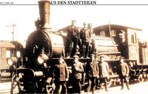  ?? BILD: HUDE-ARCHIV AGFH/JÜRGEN BOYN ?? Ein Bild aus dem Jahr 1928: Rangierper­sonal im Bahnhof Hude posiert an einer Dampflok.