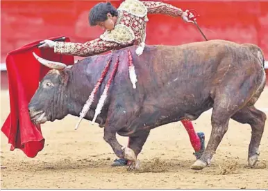  ?? EFE ?? Andrés Roca Rey con el castaño chorreado del triunfo, en la tarde de ayer en la plaza de toros de Valencia.
