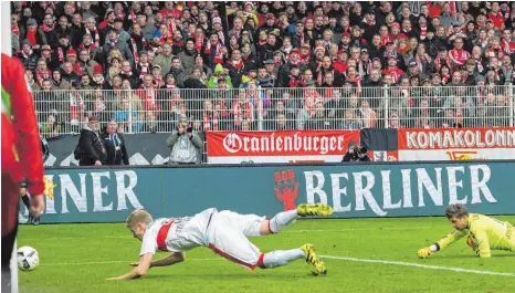  ?? FOTO: DPA ?? Stuttgarts Timo Baumgartl (li) und Torhüter Mitchell Langerak springen hinter dem Ball her, der den Ausgleich für Union brachte.