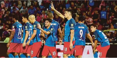  ?? [ FOTO HAIRUL ANUAR RAHIM ] ?? Fernando Marquez (tengah) meraikan jaringan bersama rakan sepasukan ketika bertemu Kedah pada perlawanan Kumpulan C Piala Malaysia 2018 di Stadium Tan Sri Hassan Yunos Larkin, Johor Bahru.