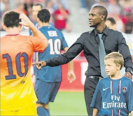  ?? FOTO: E. OMEDES ?? Eric Abidal, en un amistoso que Barça y PSG disputaron en 2012 en el Parque de los Príncipes de París, donde fue homenajead­o