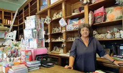  ?? (foto Radaelli) ?? Tra gli scaffali Cristina Ricci titolare della cartoleria Vismara di Monza. Il negozio fu aperto nel 1908 da Peppino Vismara, industrial­e della carta, per vendere i suoi prodotti