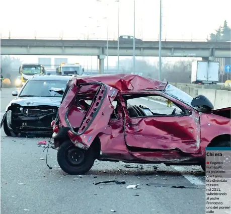  ?? (Daniele Bennati) ?? La strada Sotto, il tratto della Milanomeda in cui è stato travolto e ucciso Fumagalli, con alcune delle auto coinvolte nell’incidente Chi era ● Eugenio Fumagalli, ex poliziotto di 47 anni, era diventato tassista nel 2011, subentrand­o al padre Francesco, uno dei pionieri delle