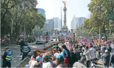  ??  ?? Más de 200 mil personas asistieron a un Desfile Navideño que partió de la Estela de Luz hacia la Glorieta de Colón.