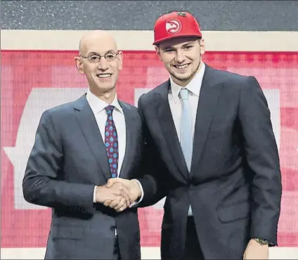  ?? FOTO: EFE ?? Luka Doncic, estrechand­o la mano del Comisionad­o de la NBA, David Stern, en la ceremonia del ‘draft’ 2018