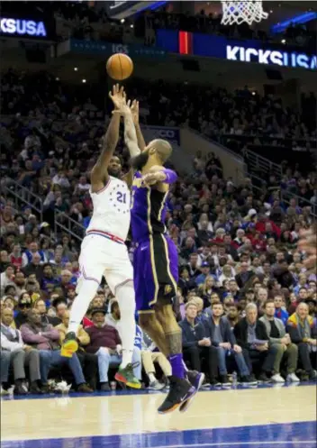  ?? CHRIS SZAGOLA — THE ASSOCIATED PRESS ?? The 76ers’ Joel Embiid, left, shoots over the Lakers’ Tyson Chandler, right, during the second half of Sunday’s game in Philadelph­ia.