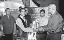  ?? PIX BY PRADEEP DILRUKSHAN­A ?? Runner up M.M. Mubeen of Army SC receiving his trophy