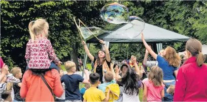  ??  ?? Entertaine­r Sally Renshaw who was a big hit with her Bubblology at Picnic in the Park. Photo courtesy of Charnwood Arts.