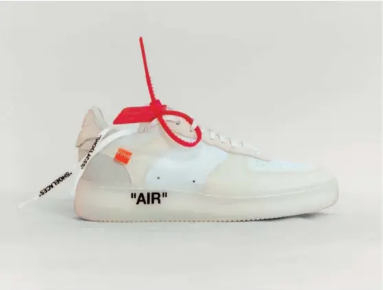  ??  ?? Dernier détourneme­nt en date, la “AF1 by Virgil Abloh for Off-white”, sortie en octobre dernier.