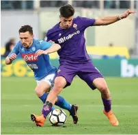  ?? AFP ?? Fiorentina’s Giovanni Simeone (right) pushes Napoli’s defender Mario Rui during their Italian Serie A match. —