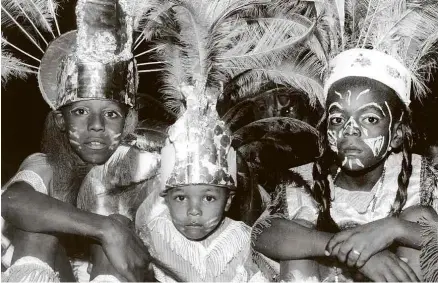  ?? Autor Desconheci­do/Museu de Porto Alegre Joaquim Felizardo ?? Carnaval de tribos da década de 1970, em Porto Alegre