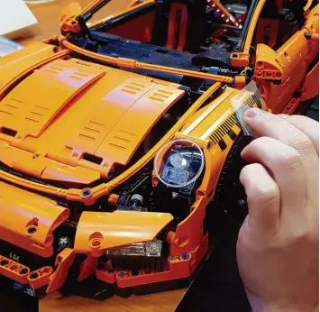  ?? Fotos: c’t ?? Der Porsche GT3 RS von Lego ist ein Modellbauw­agen der Superlativ­e. Die Experten der Computerze­itschrift c’t haben im Technik Zentrum des ADAC in Landsberg einen Crashtest damit veranstalt­et.