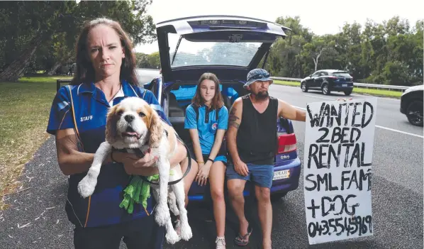  ?? Picture: Brendan Radke ?? Lee Maynard, her partner Tommy Vucetic and their daughter Claudia Vucetic, 13, with their dog Sparty are homeless.
