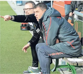  ??  ?? Hier sitzt Kemal Kuc (l.) noch auf der Trainerban­k der SpVg. Odenkirche­n. Ab kommendem Sommer zeigt er beim Traditions­verein 1. FC Viersen an, wo es sportlich langgeht.