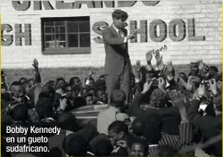 ??  ?? Bobby Kennedy en un gueto sudafrican­o.
