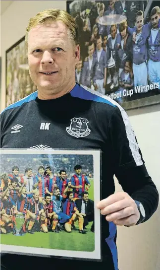  ?? JOAN LANUZA ?? Recuerdos. Ronald Koeman sostiene una fotografía de la celebració­n de Wembley en las instalacio­nes de la ciudad deportiva del Everton