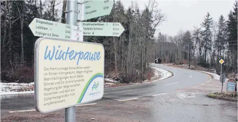  ?? FOTO: SIMON SCHNEIDER ?? „Winterpaus­e“steht auf einem Schild: Es scheint, als befinde sich das Tal entlang der Donau im Winterschl­af.