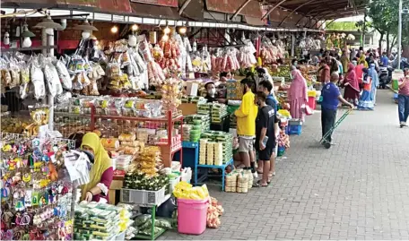  ?? RIZAL SYATORI/RADAR BROMO ?? KEMBALI MENGGELIAT: Sejumlah stan di Pasar Wisata Cheng Hoo dikunjungi banyak wisatawan kemarin (12/7).