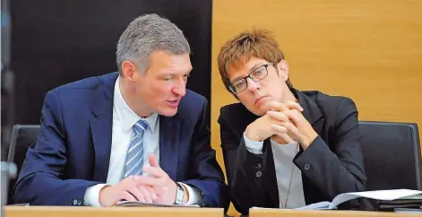  ?? FOTO: B&B ?? Finanzmini­ster Stephan Toscani ließ Mitarbeite­r seines Ministeriu­ms für die CDU rechnen. Der Auftrag kam von Annegret Kramp-Karrenbaue­r.
