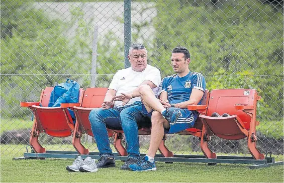  ??  ?? Socios. Claudio Tapia y Lionel Scaloni, juntos en un entrenamie­nto de la Selección. El técnico del Sub 20, en el interinato, sedujo al titular de la AFA.