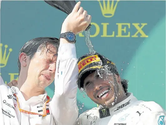  ?? Laszlo Balogh / ap ?? Bañados en champagne: el festejo de Vowles y hamilton, los hacedores del triunfo