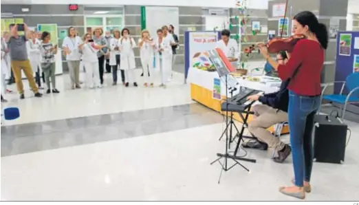  ?? C.P. ?? Raquel Pavón y Manuel Sánchez durante la actuación que ofrecieron en el Hospital de Puerto Real para celebrar el Día de los Cuidados Paliativos.