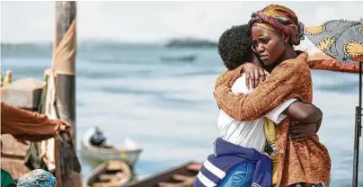  ?? Edward Echwalu / AP ?? Lupita Nyong’o (der.) y Madina Nalwanga en una escena de la película de Disney ‘Queen of Katwe’.