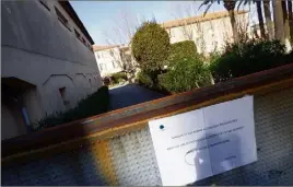  ?? (Photo N. S.) ?? La maison des Platanes, à Saint-Tropez, qui accueille  résidents, fait face à une vague de cas positifs. Trois personnes sont déjà décédées.