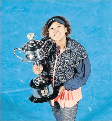  ?? ASANKA BRENDON RATNAYAKE / REUTERS ?? Naomi Osaka sujetando el trofeo del Open de Australia, ayer en Melbourne