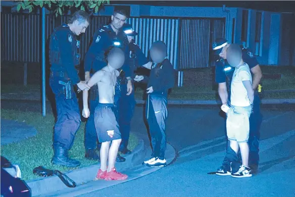  ?? Pictures: RMGNEWS ?? Teens are arrested after a woman walking her dog was allegedly threatened with a knife at Bedford Rd, Pimpama.