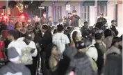  ?? ALIE SKOWRONSKI askowronsk­i@miamiheral­d.com ?? Police begin to clear people off Eighth Street and Ocean Drive before the curfew on Sunday in Miami Beach.