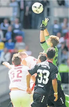  ??  ?? Die Szene, die zum Ausgleich führt: Es ist deutlich zu sehen, dass Alexander Madlung (2. v. li.) nicht den Torhüter angeht, sondern der Würzburger Keeper die Situation einfach nicht beherrscht.