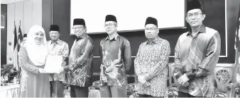  ??  ?? TAHNIAH: Abang Johari (empat kanan) menyampaik­an sijil kepada wakil peserta Konvensyen Saudara Kita Peringkat Negeri Sarawak di Telaga Air semalam.