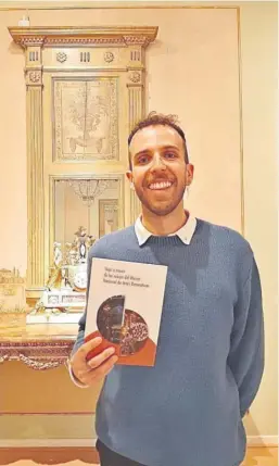  ?? D.C. ?? Pablo Bernal con su libro sobre los relojes del Museo de Artes Decorativa­s.