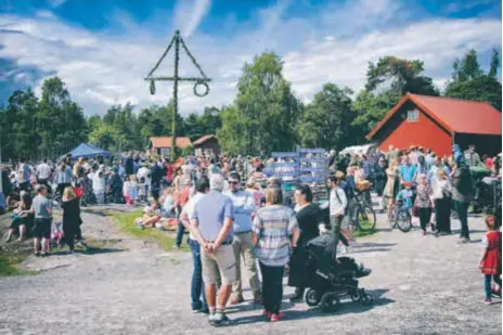  ?? FOTO: LEIF OLDENBURG ?? FESTLIGT. Midsommarf­irande på Överjärva gård 2017.