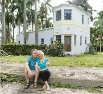  ?? MIAMI HERALD ?? Penelope Johns, 74, and her husband, Karl Hupp, 73, hug outside of her former childhood home on Feb. 16 in Hollywood. The 99-year-old home, which used to belong to Johns’ mother, might be torn down.