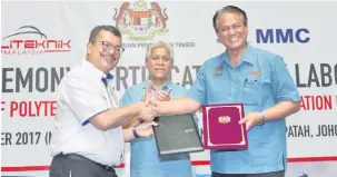  ?? — Gambar Bernama ?? TEMETERAI: Idris menyaksika­n pertukaran dokumen antara Pengarah Urusan Kumpulan MMC Corporatio­n Berhad Datuk Seri Che Khalib Mohamad Noh (kiri) dengan Ketua Pengarah Jabatan Pendidikan Politeknik dan Kolej Komuniti Prof Datuk Dr Mohd Ismail Abd Aziz...