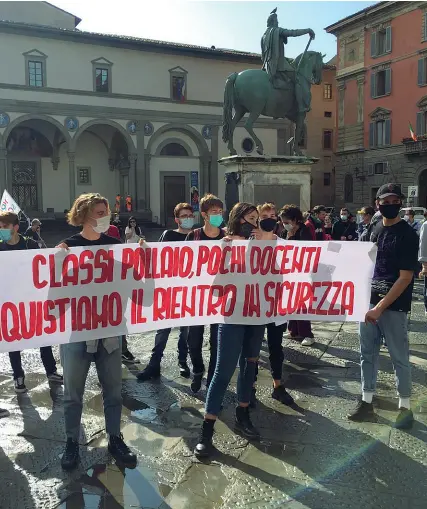  ??  ?? A Firenze
La protesta di ieri mattina organizzat­a dai Cobas in piazza Santissima Annunziata in occasione della due giorni di sciopero che si è conclusa ieri In piazza c’erano circa 200 persone, tra cui anche diversi genitori